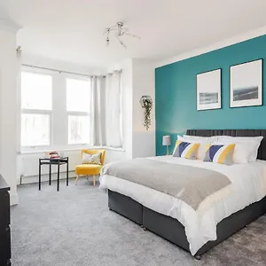 Business & Leisure 2 Bedroom & Parking By Damask Homes Ilford